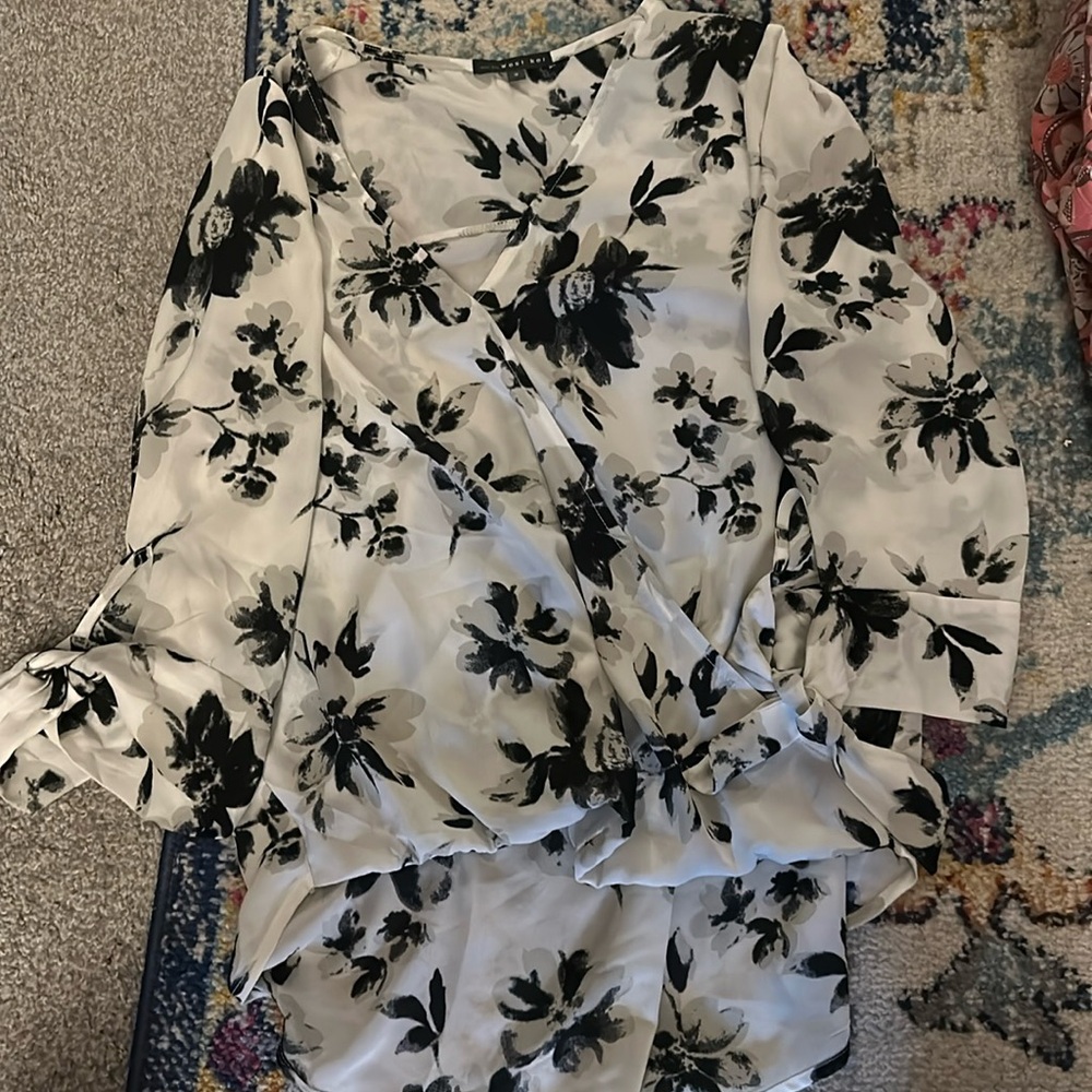 West kei // black, gray, cream flowered flowy blouse
